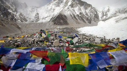 Phật tử treo những lá cờ tưởng niệm các linh hồn lưu lại trên đường lên đỉnh Everest. Theo các số liệu thống kê đến giữa năm 2011, có hơn 200 thi thể lưu lại trên đường tới đỉnh Everest, và những nhà leo núi coi đây là những cột mốc để ước lượng khoảng cách tới đỉnh núi. Ảnh: CBC