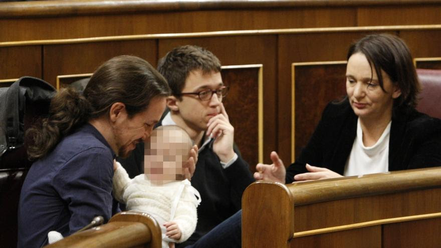 Carolina Bescansa (Podemos) acude al Congreso acompañada de su bebé y le da de mamar en el hemiciclo