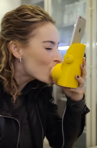 Conheça o gadget de beijar pessoas a distância Conheça o gadget de beijar pessoas a distância