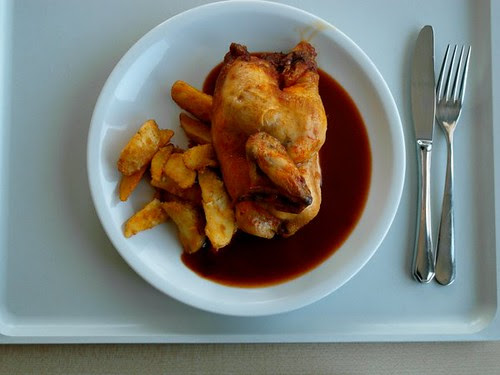 Ein Mittagessen Hähnchen mit Kartoffelwedges