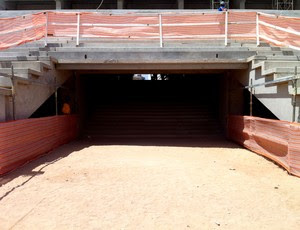 Túnel que dará acesso ao gramado no Arena das Dunas (Foto: Jocaff Souza/Globoesporte)