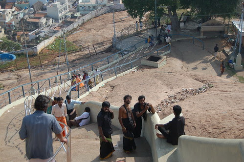 Am Ganesha Tempel von Trichy machen Pilger ein Erinnerungsphoto.