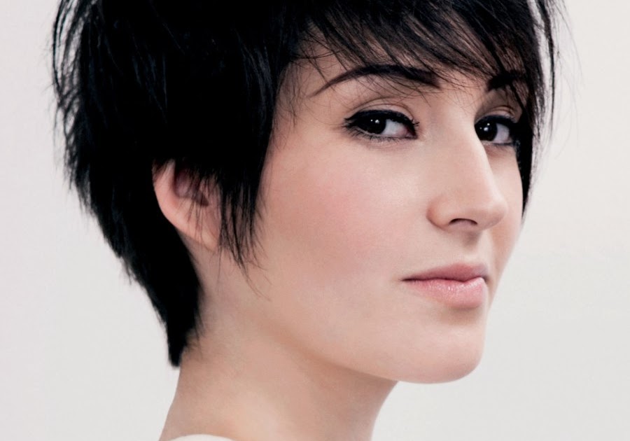 Feminine And Fashionable Short Haircut With Lift In The Roots via