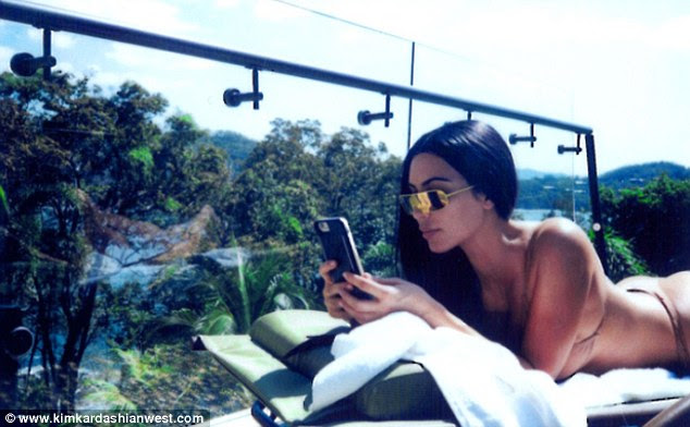 Brunette bombshell: Vestindo seu corvo fechaduras coloridas soltas e poker em linha reta, a mãe de dois também vestiu um par de tons de ouro reflexivo