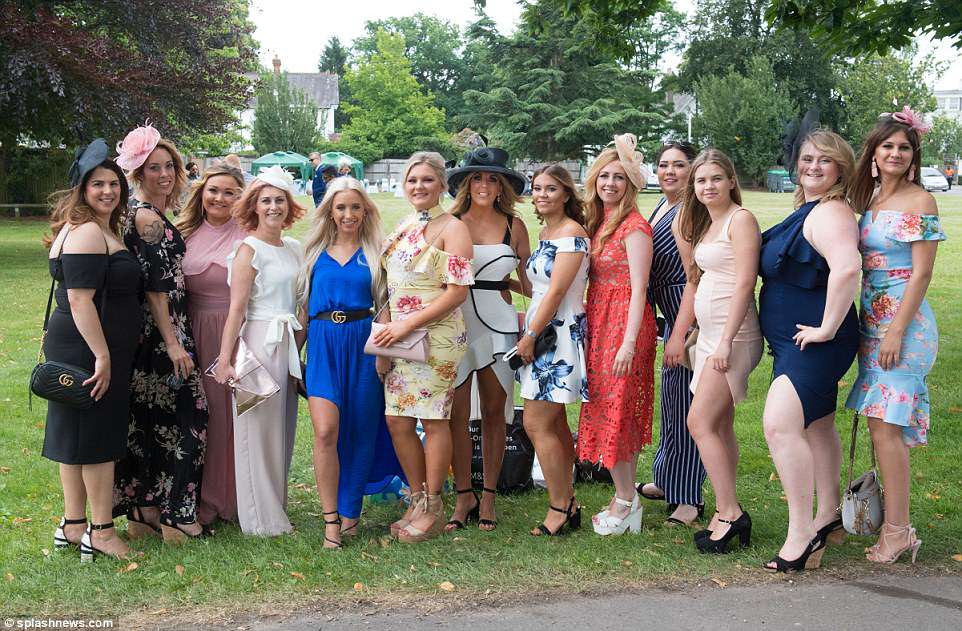 Aqui vem as garotas! Um grupo de amigos estava vestido com esmero para o grande dia fora e ansioso para mostrar suas roupasÂ