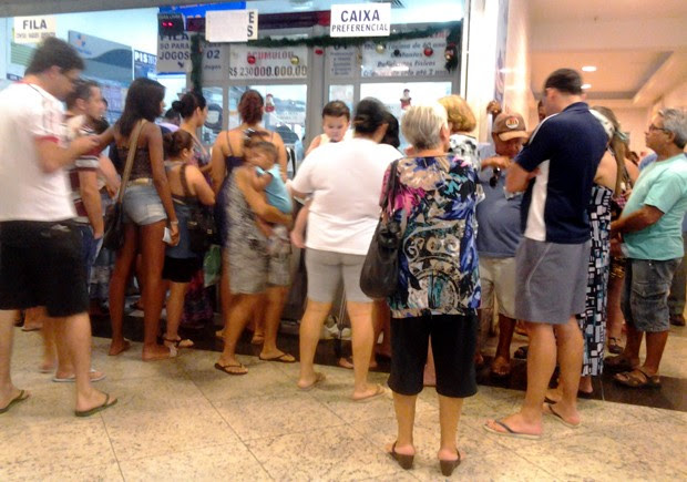 Últimos minutos de apostas na Mega da Virada foi de fila em lotérica de São Vicente, SP (Foto: Lincoln Chaves/G1)