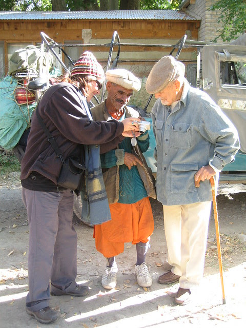 Ali shows Colonel Khushwalalt Ul Mulk and his old retainer a photo of themselves, Mastuj