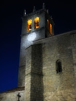 Vista nocturna de la torre de la iglesia de Robledo de Chavela, desde la que se escuchaban los lamentos de un fantasma