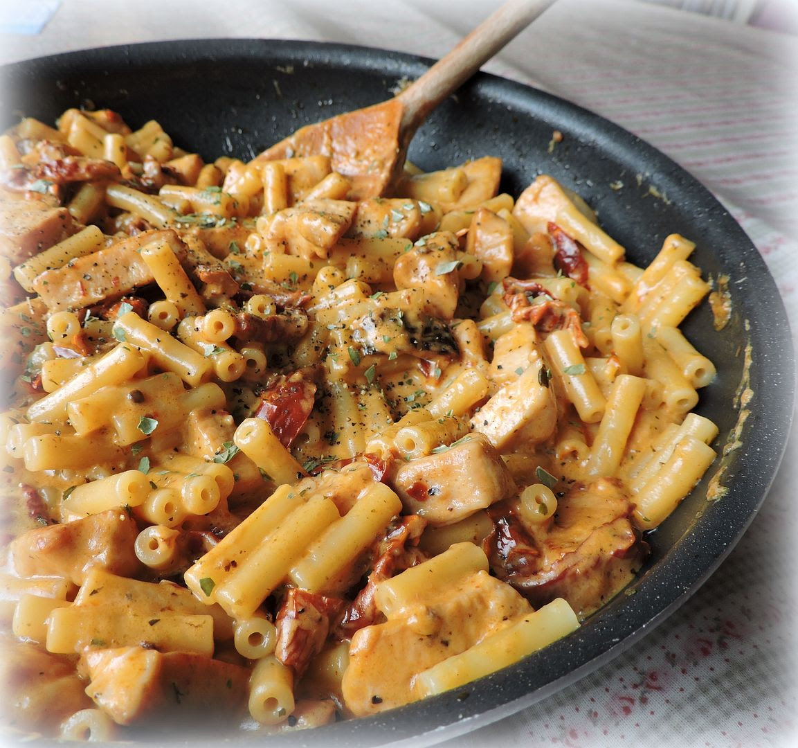 Chicken and Pasta in a Garlic and Tomato Cream Sauce Chicken and Pasta in a Garlic and Tomato Cream Sauce