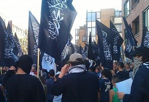 Masked demonstrators rally in the Hague to support ISIS, but call for the death of Jews. Photo: SWC.
