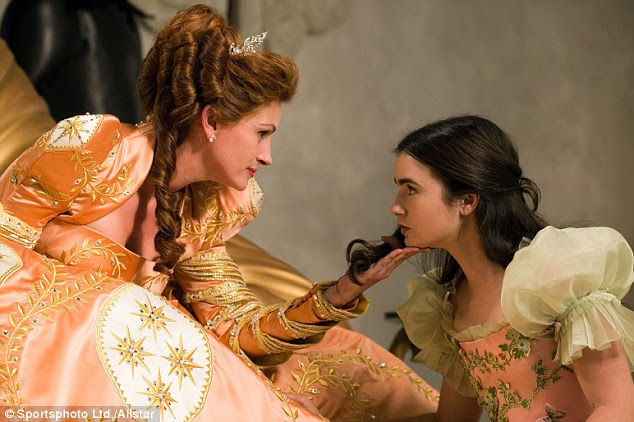 Famoso co-estrela: Lily estrelas ao lado de Julia Roberts no filme, que interpreta a Rainha Má