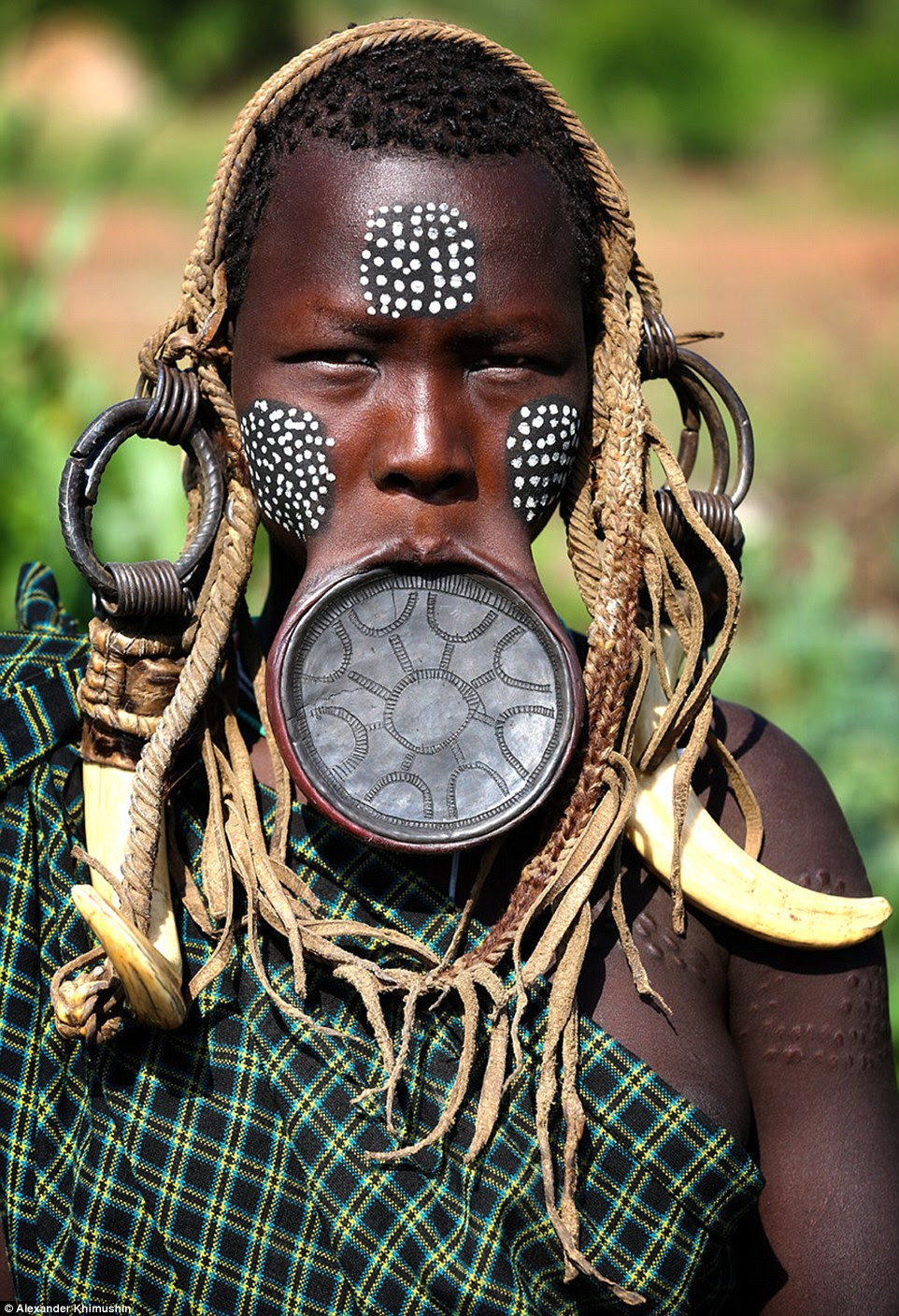 Esta foto de uma menina Tribo Mursi (foto) foi tomada em Omo Valley, Etiópia. O projeto do mundo em Faces, trouxe à luz as práticas incomuns de colocar uma grande placa em seu lábio inferior que se acredita ser uma prática para mostrar importância social ou econômica em algumas tribos