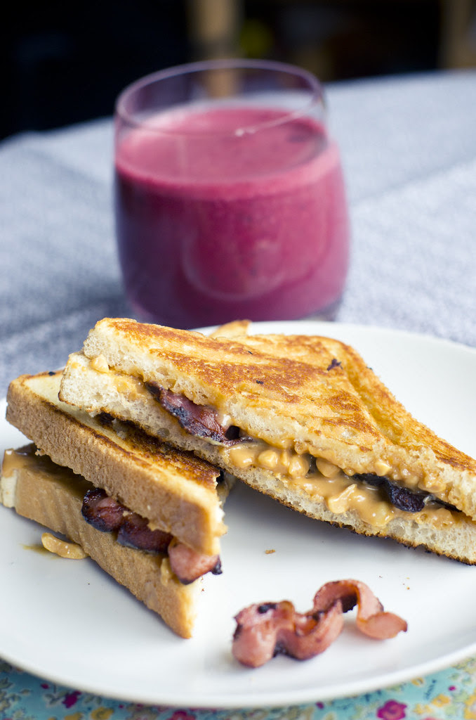 Maapähklivõi-peekoni võileib / Peanut butter bacon sandwich