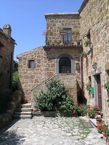 File:Bagnoregio civita house.jpg