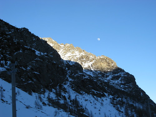 La luna dietro alle montagne