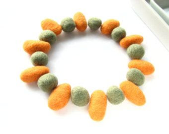 http://www.pinterest.com/pin/58828338857184267/ Felted wool pebbles / beads (10 orange, 10 asparagus) Perfect combination for jewelry or room decoration
