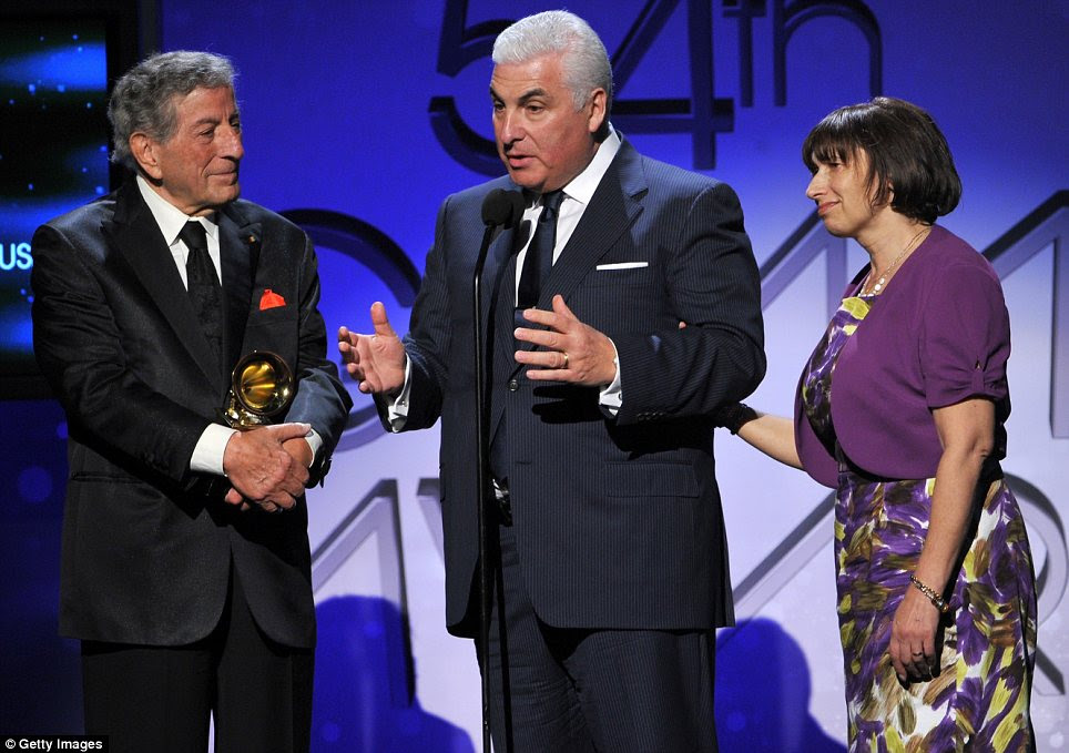 Tributo: os pais de Amy Winehouse Mitch e Janis aceitar o prêmio de Melhor desempenho Dup / Grupo Pop, juntamente com Tony Bennett, em nome de sua filha final