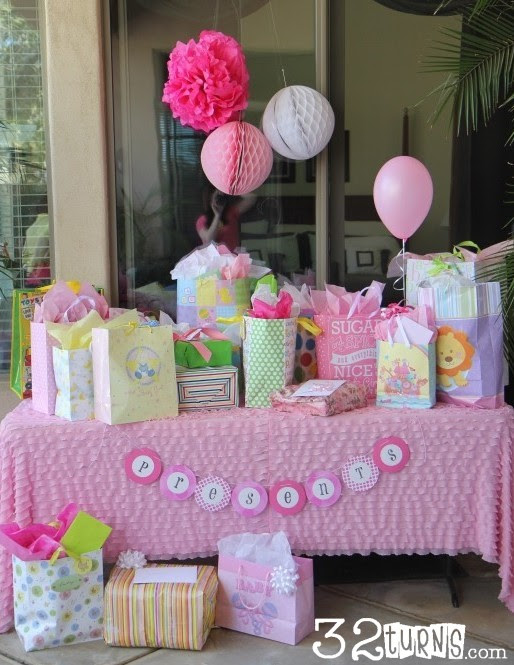 7 Baby Shower Gifts Table