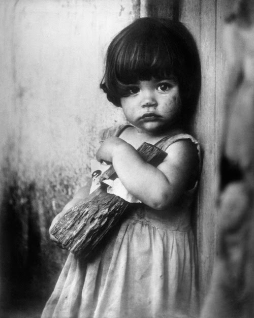 niña con muñeca de palo