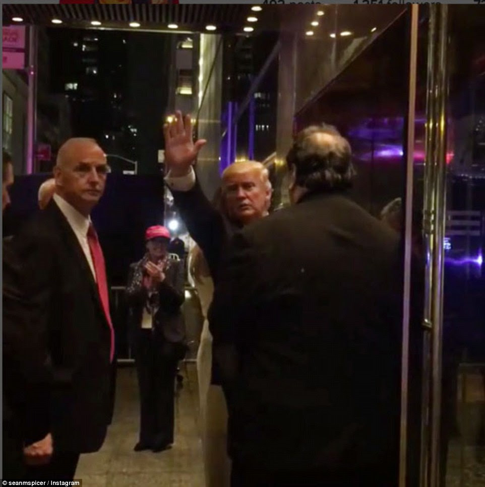 O presidente eleito Trump acenou para as câmeras quando ele voltou para casa para Trump Tower na manhã de quarta-feira