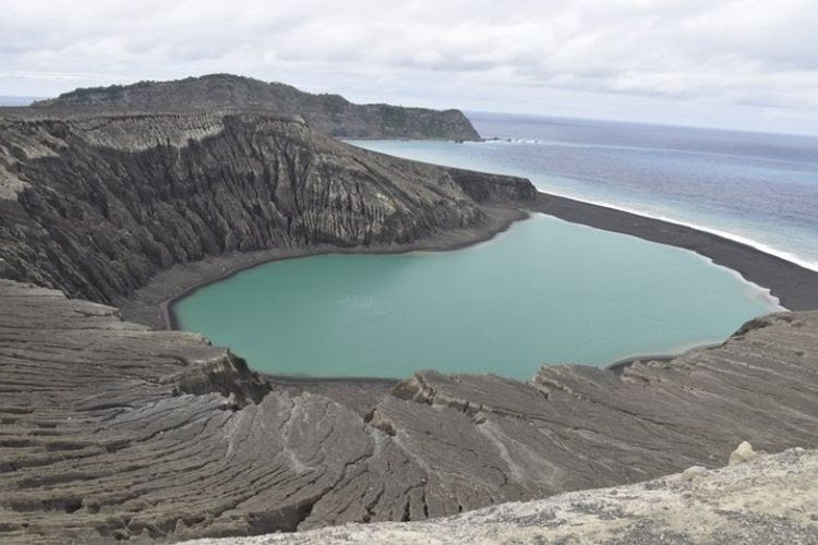 Danau kawah dari tepi sungai puncak di pusat Hunga Tonga-Hunga Haapai, yang dibentuk oleh letusan gunung berapi bawah laut pada tahun 2014. Para ilmuwan yang mempelajari massa lahan baru berharap dapat berfungsi sebagai template untuk pemahaman yang lebih baik tentang Mars kuno.