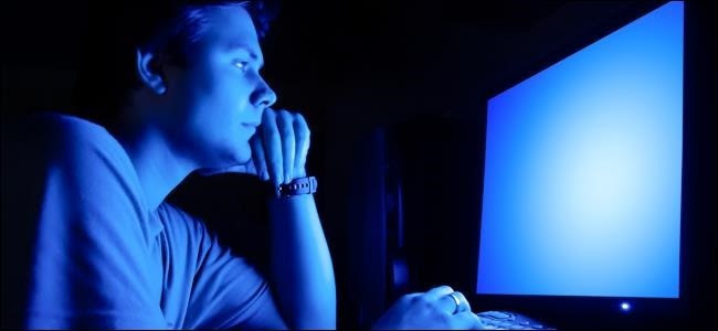 lcd-computer-screen-at-night-without-f.lux lcd-computer-screen-at-night-without-f.lux
