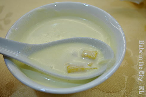 Mango pomelo in milk and yoghurt
