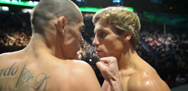 Renan Barão e Faber (e) tiveram encarada tensa na pesagem do UFC 149, no Canadá