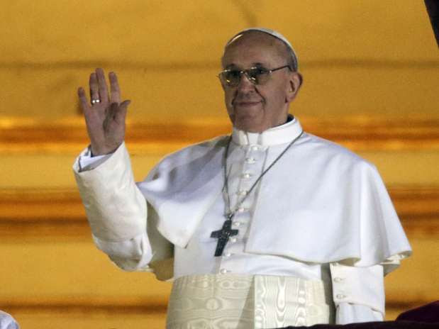 O papa Francisco aparece no balcão central da Basílica de São Pedro pela primeira vez como Sumo Pontífice Foto: AP