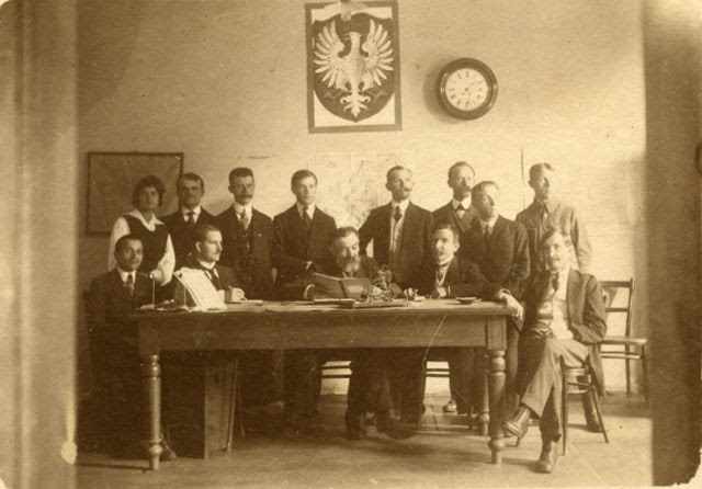 Zarząd Miasta Końskie. W środku wiceburmistrz Leon Sujkowski (pełniący obowiązki burmistrza od października do grudnia 1921 roku)