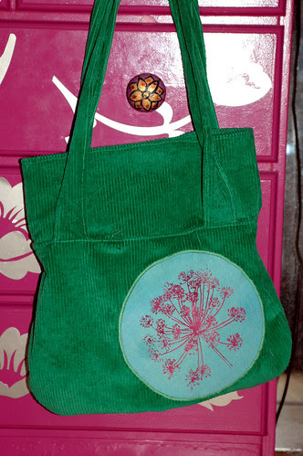 grüne Cordtasche mit Applikation
