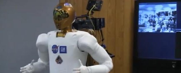 Sembra quasi di intuire un’espressione soddisfatta sotto l’elmetto rilucente di metallo giallo, mentre “sfida” un...