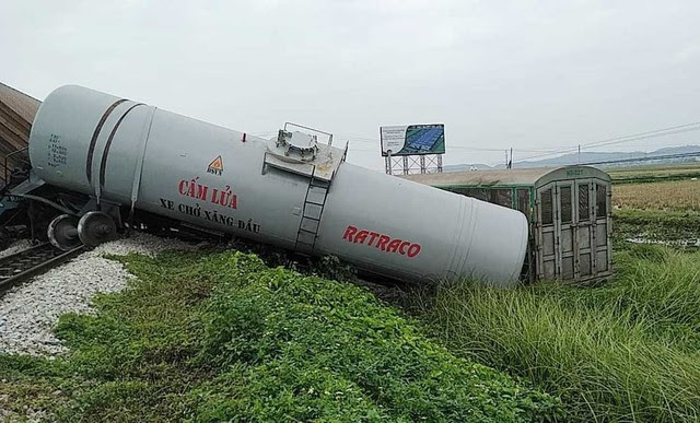 Xe tải vượt đường sắt, tàu hỏa chở hàng đứt khúc la liệt ở Nghệ An - Ảnh 7.