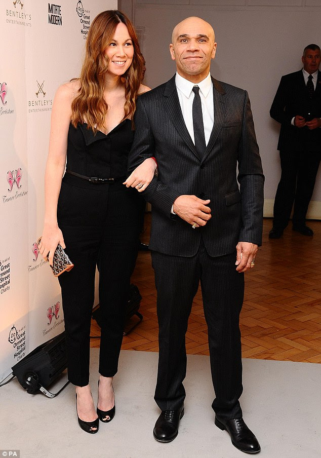 http://i.dailymail.co.uk/i/pix/2011/11/14/article-2061546-0ECC9CA900000578-385_634x904.jpg
