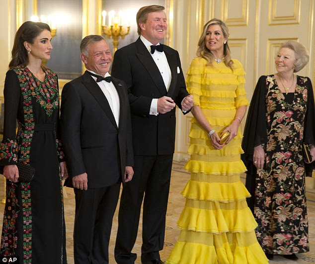 A Rainha Máxima dos Países Baixos (segunda da direita) ficou deslumbrante ao receber a glamurosa Rainha Rania da Jordânia em um jantar de gala em Haia. O rei Abdullah (segundo da esquerda), o rei Willem-Alexande e a princesa Beatrix (à direita) também estiveram na recepção