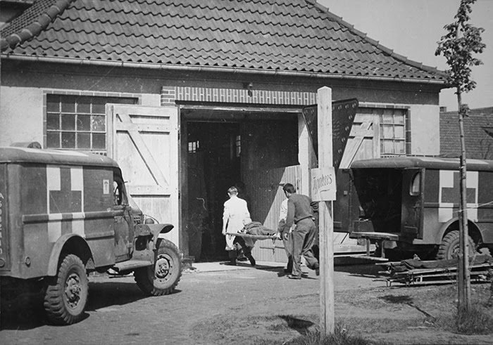 Ambulanzieri AFS portano i pazienti nella Human Laundry. Bergen Belsen, 1945 Ambulanzieri a Bergen Belsen