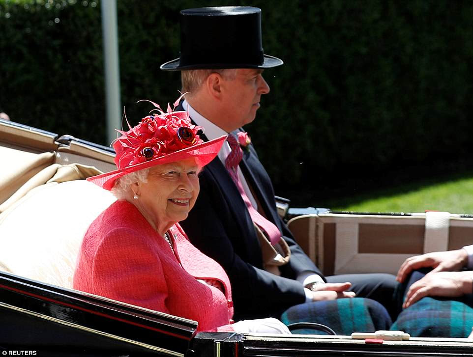 Pronto para o dia das senhoras! A rainha fez sua entrada em um casaco da linha Stewart Parvin rosa, vestido de seda em tons de lilás e rosa e um chapéu combinando por Rachel Trevor-Morgan. Ela estava acompanhada por seu filho, o prÃncipe Andrew