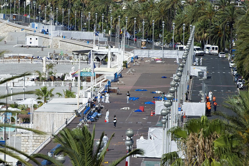 zona de desastre: Corpos jazem ao longo do passeio que mostra a rota devastadora do camião tomou como ela passou por grandes multidões