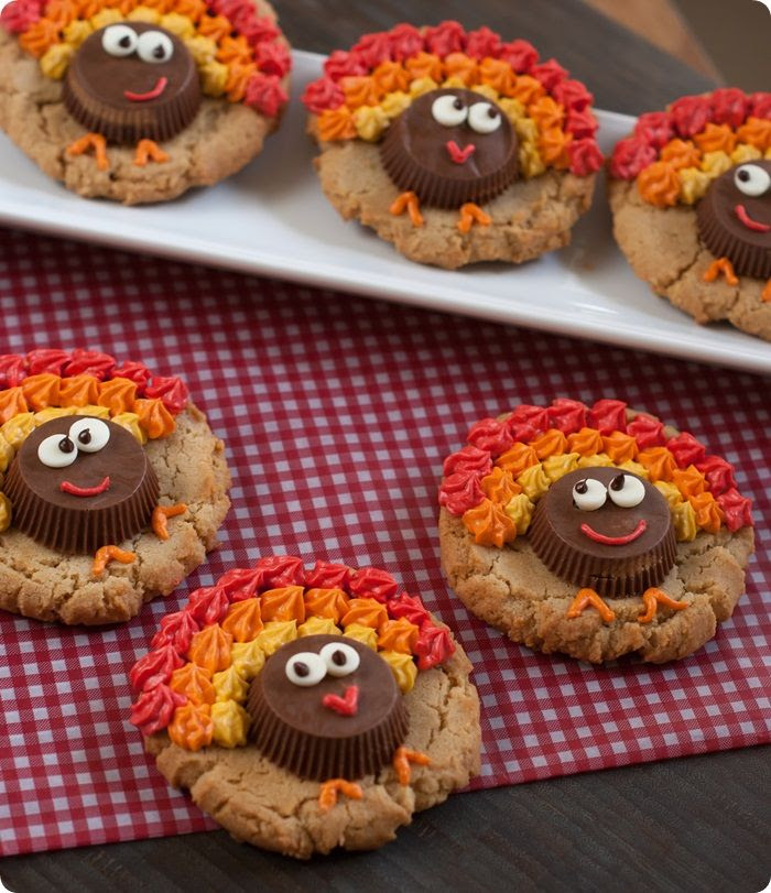 peanut butter cup turkey cookies ... SO cute for Thanksgiving! Made with homemade peanut butter cookies and peanut butter buttercream! | bakeat350.net