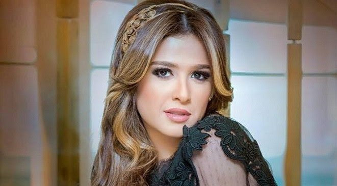صور : الفنانة ياسمين عبدالعزيز بإطلالة مثيرة بفستان دانتيل شفاف