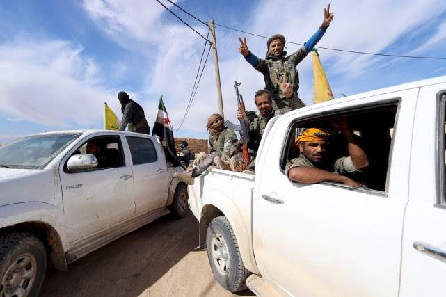 Près de 100 factions rebelles acceptent le cessez-le-feu en Syrie Des combattants des Forces démocratiques de Syrie et... (PHOTO RODI SAID, ARCHIVES REUTERS)