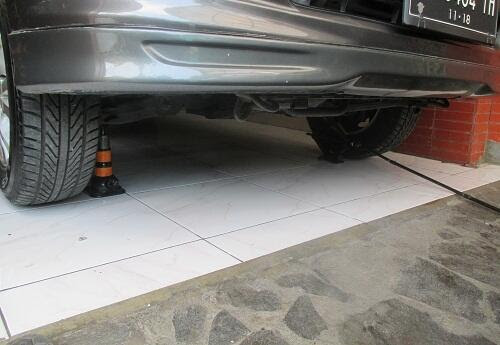 gunakan selang transparan untuk menyedot oli ps dalam tabung oli ps DIY : Kuras Oli Power Steering Toyota Innova