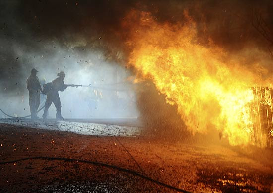 Bombeiros apagam incêndio em uma das mansões de Santa Barbara, na Califórnia; 11 bombeiros foram feridos