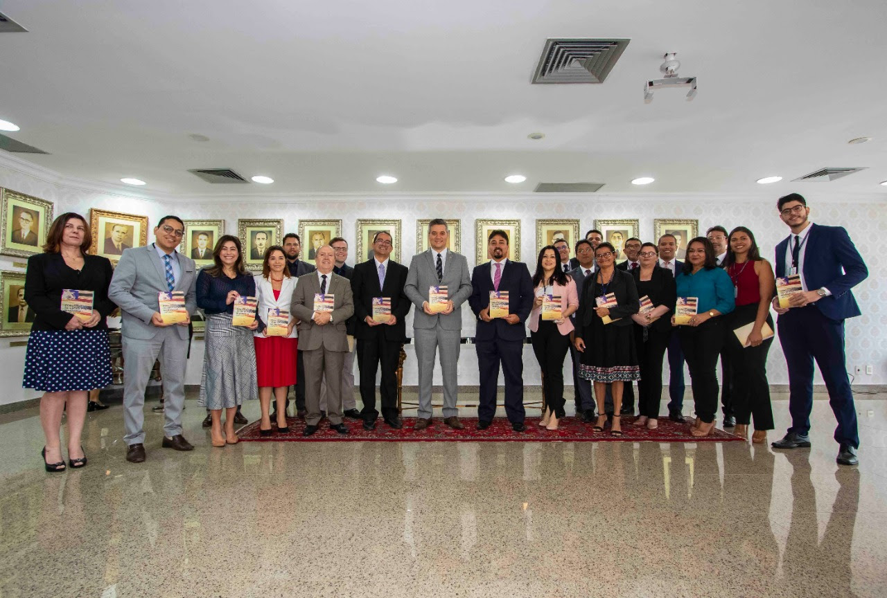 Assembleia homenageia colaboradores da Constituição Anotada do Maranhão