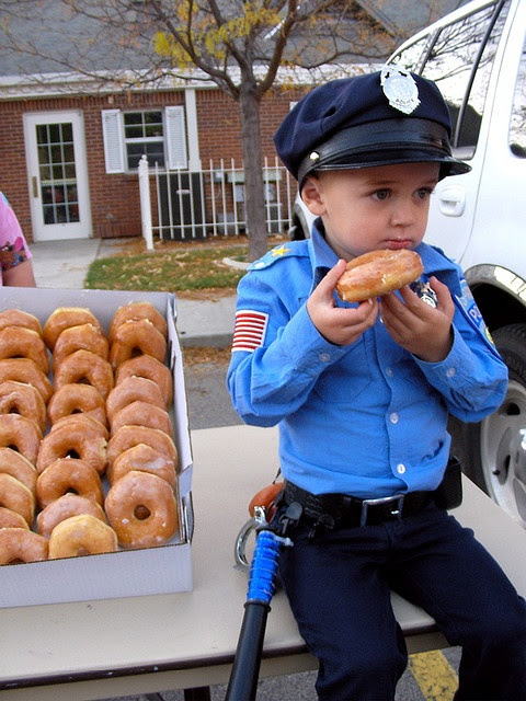 Instead of having the regular cake or even cupcakes... doughnuts might be an interesting twist to a policeman themed birthday party.