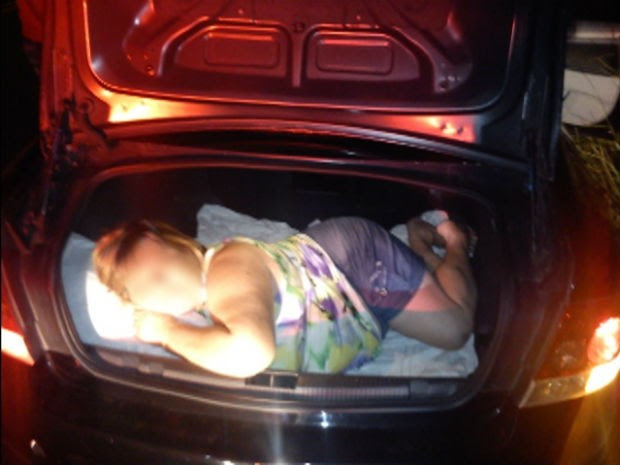 Polícia Rodoviária Federal encontrou mulher dormindo no porta-malas de um veículo durante uma viagem ao Paraguai para compras de Páscoa (Foto: Polícia Rodoviária Federal / Divulgação)