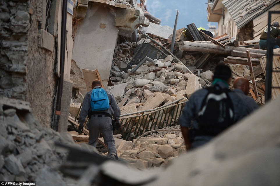 Empilhados: As ruas apertadas de Amatrice foram bloqueadas por escombros de edifícios caindo embalada pelo terremoto