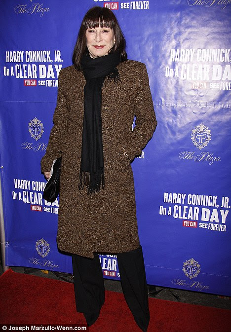 http://i.dailymail.co.uk/i/pix/2011/12/12/article-2072993-0F24E3DD00000578-801_468x673.jpg