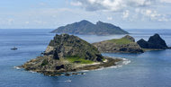 在日本被称作尖阁诸岛、在中国被称作钓鱼岛的一系列东海岛屿，是中日两国领土争议的核心。