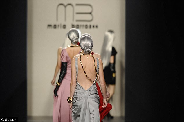 Um modelo exibe um Outono / Inverno projeto por Maria Barros durante a Semana da Moda de Madrid, Mercedes Benz